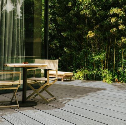 acheter Revêtement de terrasse composite bois-plastique résistant aux intempéries brun forêt avec texture de surface variant de lisse à gaufrée grain de bois, idéal pour les terrasses online manufacture