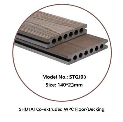 Decking de madera compuesta de plata ligera fría con resistencia a las condiciones climáticas y fluctuaciones de temperatura ideal para aplicaciones comerciales