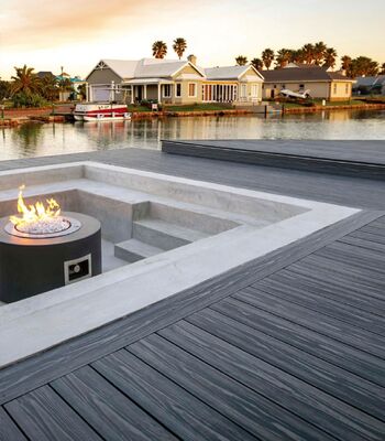 Pannelli per decking in WPC a bassa manutenzione progettati per durare tipicamente 25-30 anni, ideali per applicazioni di decking esterno durevoli